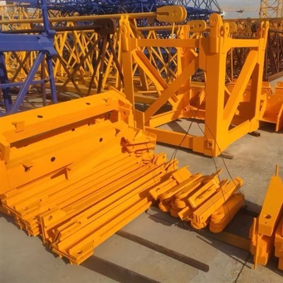 Qual a diferença entre um guindaste de torre com topo plano e um guindaste de...